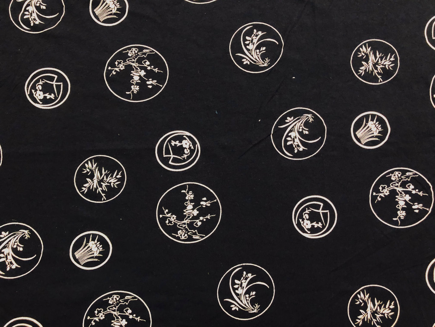 Black & White Medallion Cotton – 100% Cotton Print | Non-stretch, 60″ Wide – Sold by the Yard (CTJPR02)