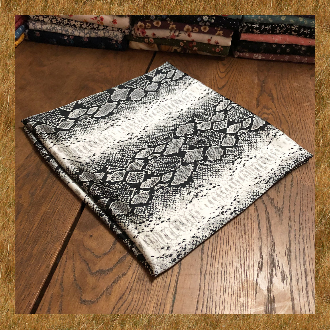 Black & White Snake Print Poly Dobby Georgette — Airy Drape, Soft Matte Texture | 56″ Wide | 100% Polyester | By the Yard (PDBPR02)