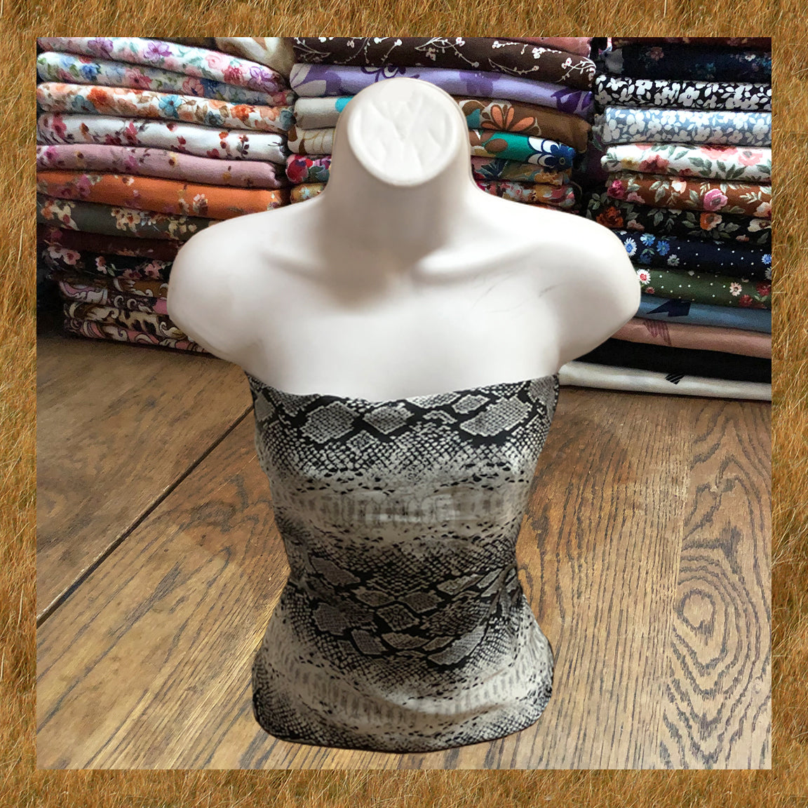Black & White Snake Print Poly Dobby Georgette — Airy Drape, Soft Matte Texture | 56″ Wide | 100% Polyester | By the Yard (PDBPR02)